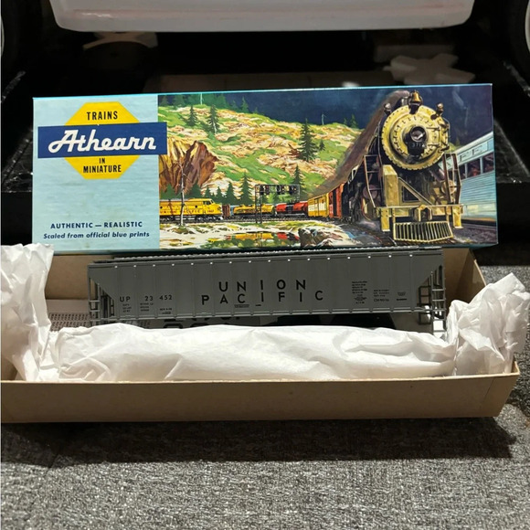 Athearn #5312 HO Scale Union Pacific 54' Covered Hopper #23599 - Picture 1 of 1